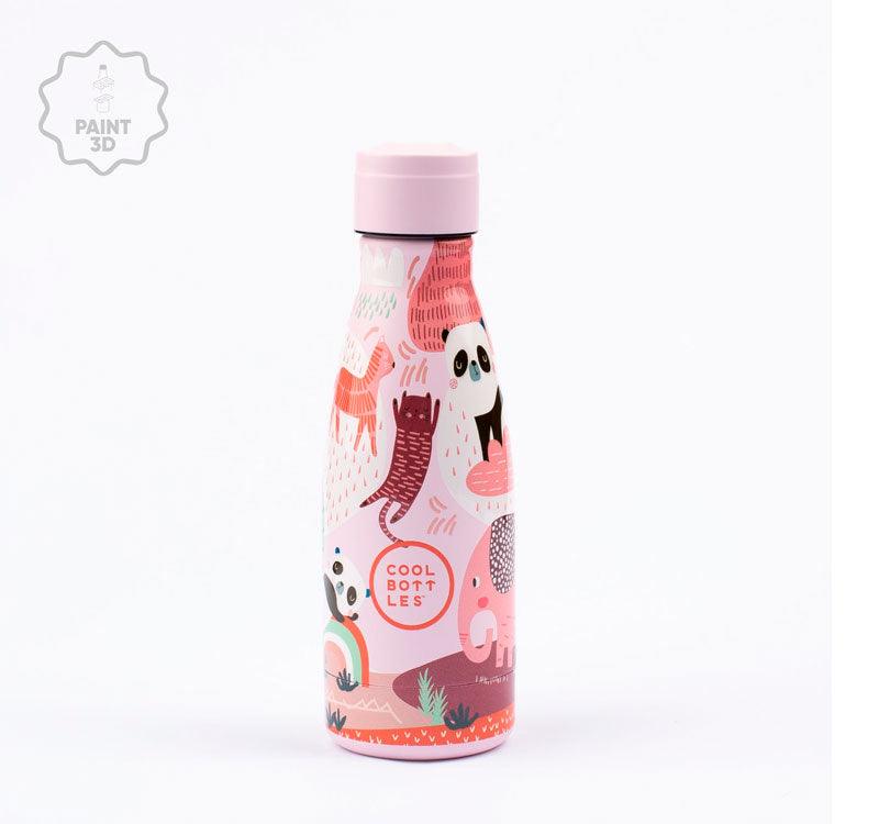 diseño Panda grande de ¡La botella con los pandas más divertidos ya ha llegado a Mano de Santa!  ¡Descubre la botella isotérmica para niños de 36 horas de frío y 18 de calor! Su tecnología Triple Cool™ mantendrá tus bebidas frías y calientes con total comodidad.tapon rosca de la botella panda gang de  Marca Cool Bottles