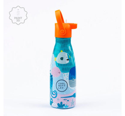 DISEÑO SEA WORLD DE LA ¡La botella con los animales del fondo marino más divertidos ya ha llegado a Mano de Santa!  ¡Descubre la botella isotérmica para niños de 36 horas de frío y 18 de calor! Su tecnología Triple Cool™ mantendrá tus bebidas frías y calientes con total comodidad.  MARCA COOL BOTTLES