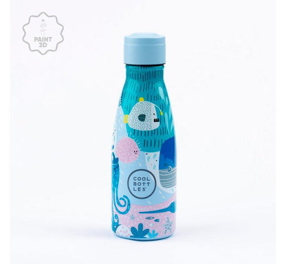 DISEÑO SEA WORLD DE LA ¡La botella con los animales del fondo marino más divertidos ya ha llegado a Mano de Santa!  ¡Descubre la botella isotérmica para niños de 36 horas de frío y 18 de calor! Su tecnología Triple Cool™ mantendrá tus bebidas frías y calientes con total comodidad. TAPON A ROSCA DE LA BOTELLA SEA WORLD  MARCA COOL BOTTLES