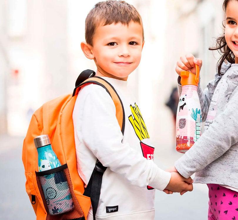 DISEÑO SEA WORLD DE LA ¡La botella con los animales del fondo marino más divertidos ya ha llegado a Mano de Santa!  ¡Descubre la botella isotérmica para niños de 36 horas de frío y 18 de calor! Su tecnología Triple Cool™ mantendrá tus bebidas frías y calientes con total comodidad.  NIÑO QUE LLEVA EN EL BOLSILLO LATERAL DE LA MOCHILA ESTA BOTELLA DE LA MARCA COOL BOTTLES