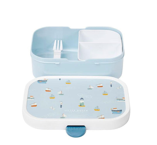 La Caja de almuerzo Sailors Little Dutch es la opción perfecta para ti. Este modelo de caja Campus Midi, fabricado por Mepal, cuenta con uno de los diseños más bonitos y dulces de Little Dutch, perfecto para darle un toque de color a la vuelta al cole o a tus excursiones.