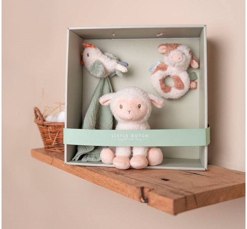  La caja de regalo para nacimiento de Pequeña granja,  es una de nuestros favoritos para regalar a recién nacidos y baby showers!  Esta bonita caja de regalo de la colección Little Farm de Little Dutch contiene varios de los protagonistas de la granja. Un sonajero anillo en forma de vaca, un doudou con la gallina y un peluche de la ovejita, todo recogido en una preciosa caja de regalo. lifestyle