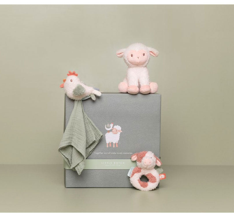  La caja de regalo para nacimiento de Pequeña granja,  es una de nuestros favoritos para regalar a recién nacidos y baby showers!  Esta bonita caja de regalo de la colección Little Farm de Little Dutch contiene varios de los protagonistas de la granja. Un sonajero anillo en forma de vaca, un doudou con la gallina y un peluche de la ovejita, todo recogido en una preciosa caja de regalo. caja dcerrada