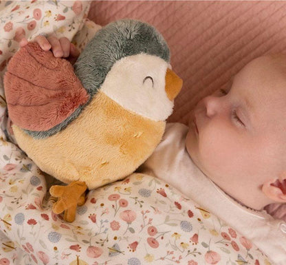 peluche de apego de  gorrión bebe dormida con el peluche 