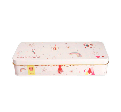 bonita caja de metal,decorada con ambiente navideño,que contiene 7 bálsamos de diferentes sabores de las colecciones Inuwet,  vista cerrada