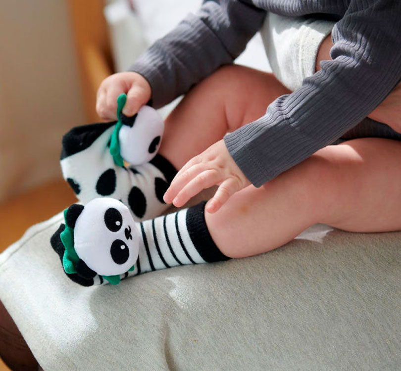 los calcetines de estimulación Attipas. A través de sus colores, sonidos y texturas llamativos, el bebé no solo se divierte, sino que también fomenta su desarrollo en estas áreas. MODELO PANDA LIFESTYLE BEBE