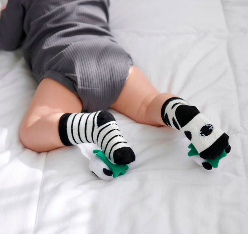 los calcetines de estimulación Attipas. A través de sus colores, sonidos y texturas llamativos, el bebé no solo se divierte, sino que también fomenta su desarrollo en estas áreas. MODELO PANDA LIFESTYLE BEBE