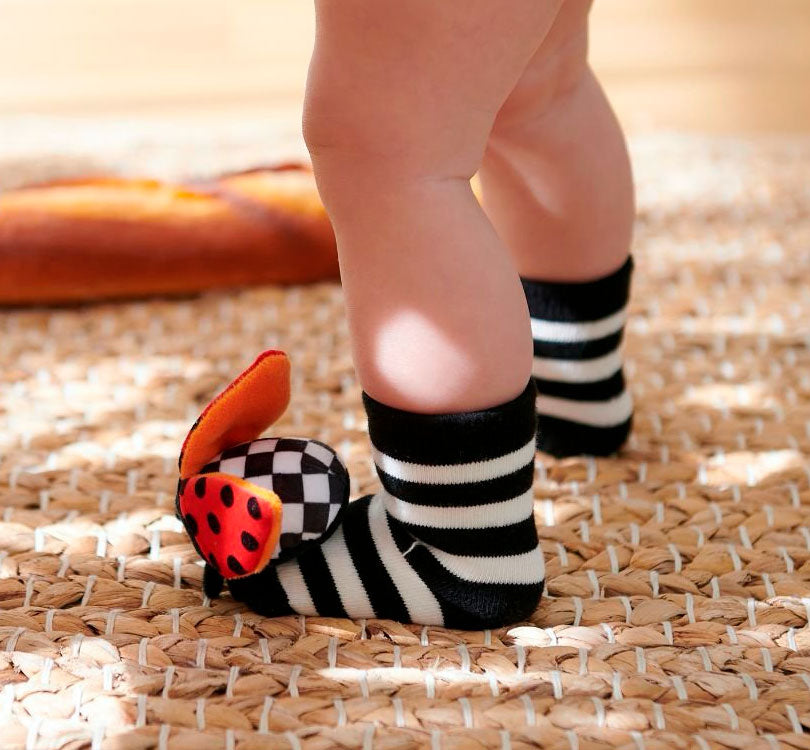 calcetines de estimulación Attipas. A través de sus colores, sonidos y texturas llamativos, el bebé no solo se divierte, sino que también fomenta su desarrollo en estas áreas. MODELO MARIQUITA BEBE CAMINANDO