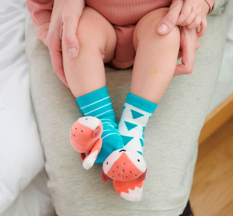 bebe con os calcetines de estimulación Attipas. A través de sus colores, sonidos y texturas llamativos, el bebé no solo se divierte, sino que también fomenta su desarrollo en estas áreas.