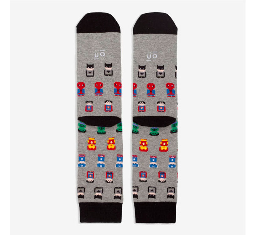 Consigue los calcetines "Papá, eres mi superhéroe" en Mano de Santa. Algodón premium tejido en España, talla 41-46. ¡El regalo más original y cómodo para papá!