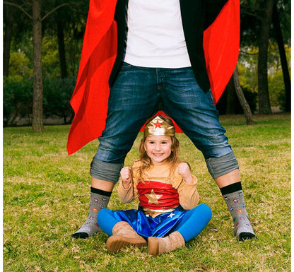 Consigue los calcetines "Papá, eres mi superhéroe" en Mano de Santa. Algodón premium tejido en España, talla 41-46. ¡El regalo más original y cómodo para papá!