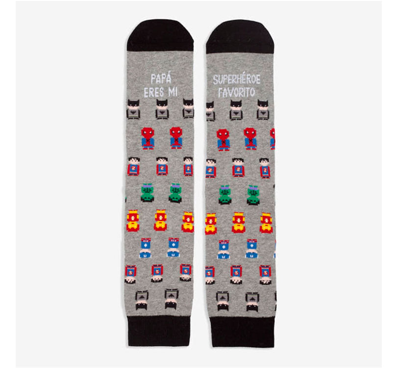 Consigue los calcetines "Papá, eres mi superhéroe" en Mano de Santa. Algodón premium tejido en España, talla 41-46. ¡El regalo más original y cómodo para papá!