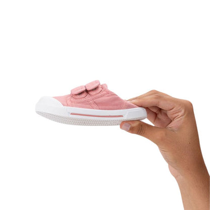 Las Lona Barefoot Canvas V rosa son la opción perfecta para quienes buscan un calzado respetuoso con el desarrollo natural de los pies infantiles. Diseñadas con el concepto barefoot wide, estas zapatillas de lona ofrecen una puntera amplia, permitiendo que los deditos se muevan con total libertad.
