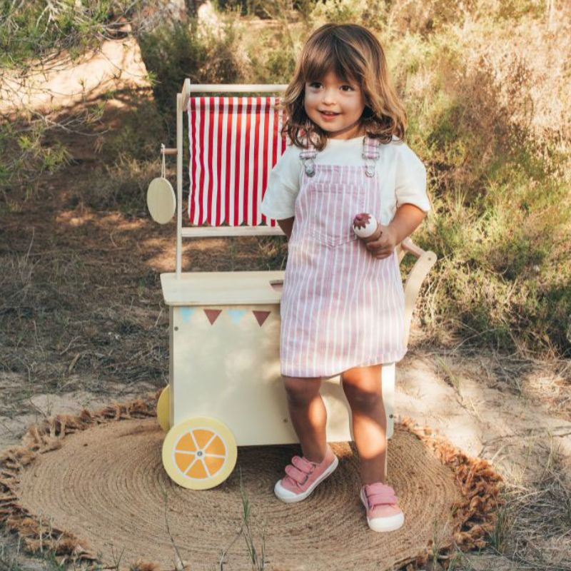 Las Lona Barefoot Canvas V rosa son la opción perfecta para quienes buscan un calzado respetuoso con el desarrollo natural de los pies infantiles. Diseñadas con el concepto barefoot wide, estas zapatillas de lona ofrecen una puntera amplia, permitiendo que los deditos se muevan con total libertad.