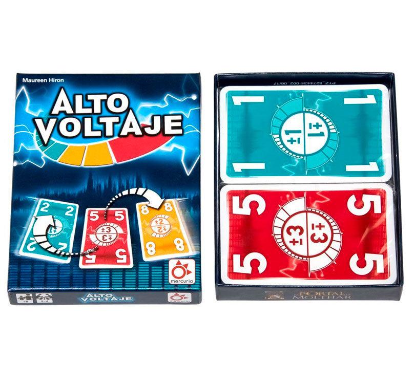 Caja y cartas del juego el emocionante juego Alto Voltaje! En la mesa hay una carta con un número que debes sumar o restar rápidamente. ¡Encuentra la carta en tu mano que tenga el resultado correcto y sé más rápido que los demás jugadores!