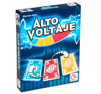 caja del juego el emocionante juego Alto Voltaje! En la mesa hay una carta con un número que debes sumar o restar rápidamente. ¡Encuentra la carta en tu mano que tenga el resultado correcto y sé más rápido que los demás jugadores!