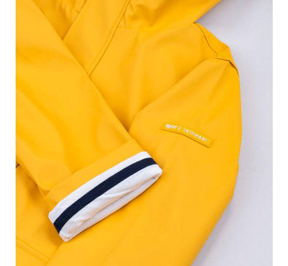 vista detalle puño chubasquero Euri en color amarillo brillante diseño  en color amarillo impermeable. Los bolsillos frontales son súper prácticos, y el forro interior a rayas marinero añade un toque de estilo de lo más molón