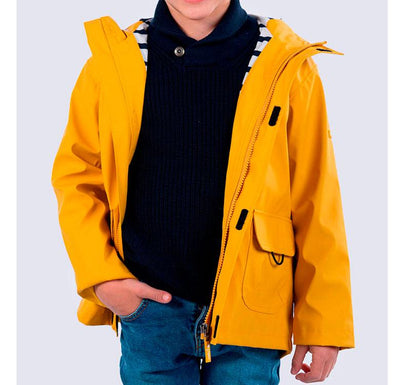 vista frontal niño chubasquero Euri en color amarillo brillante diseño  en color amarillo impermeable. Los bolsillos frontales son súper prácticos, y el forro interior a rayas marinero añade un toque de estilo de lo más molón