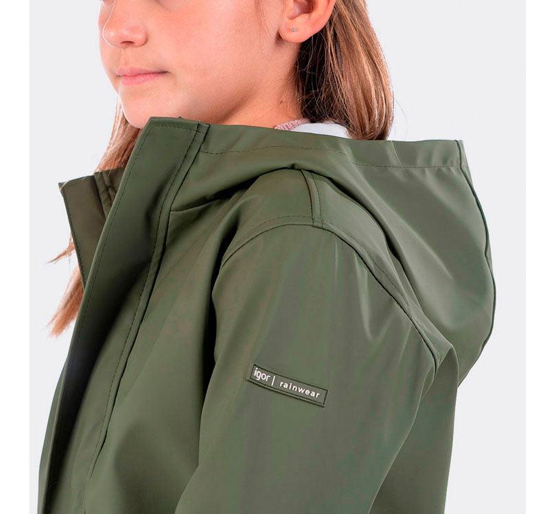 chubasquero Euri en color verde brillante diseño  en color verde impermeable. Los bolsillos frontales son súper prácticos, y el forro interior a rayas marinero añade un toque de estilo de lo más molón detalle capucha