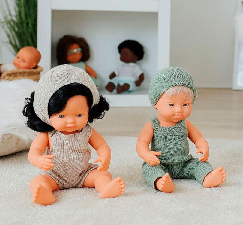 Ropita de punto para muñecos de marca MINILAND. Ideal para muñecos  de  38 cm está fabricada con materiales reciclados, con un aire handmade y colores neutros.  Ranita y capota en beige 