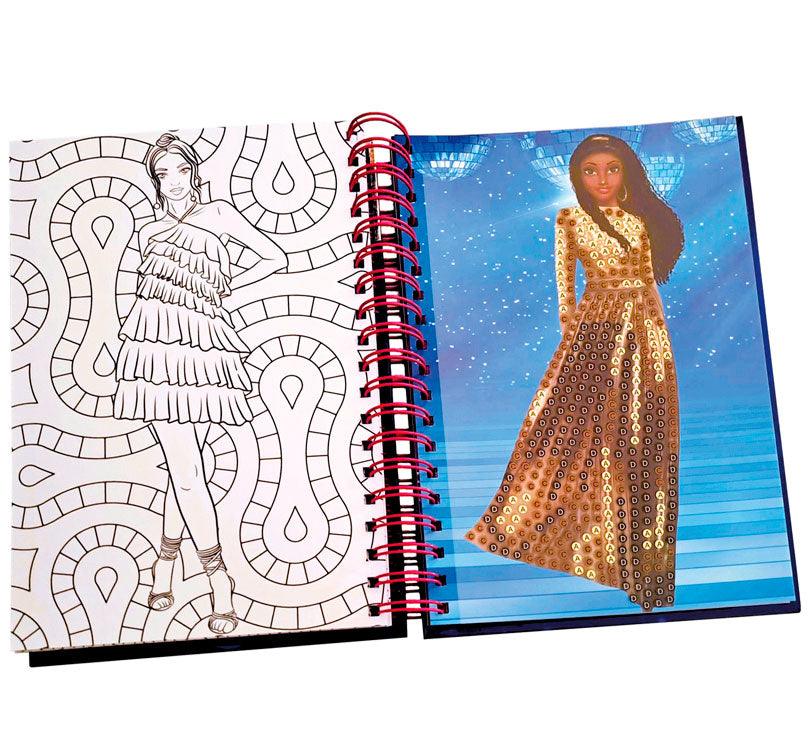 Cuaderno de manualidades con pequeños stickers de diamantes  para añadir a unas páginas especiales. Las páginas son perfectas para crear diseños de moda, y las gemas añaden un toque de brillo y glamour. colorear