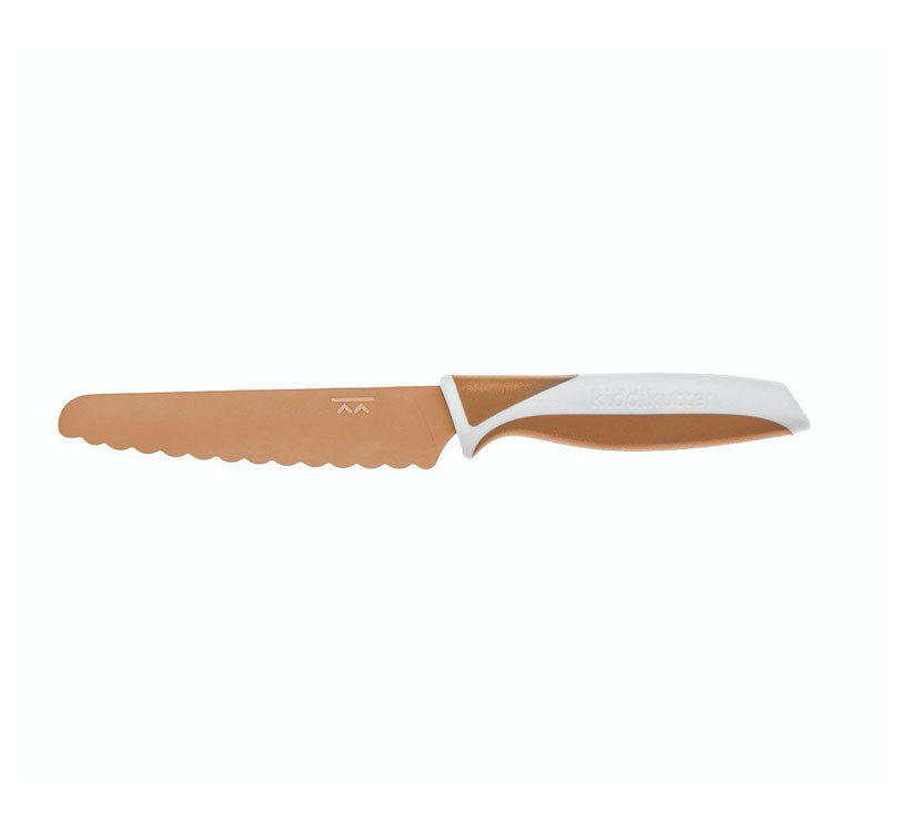 Este cuchillo anticortes está especialmente diseñado para niños, permitiéndoles cortar su comida de manera segura. Puede cortar cualquier alimento como un cuchillo afilado, pero sus bordes redondeados de acero inoxidable evitan cortes en los dedos. COLOR CARAMELO
