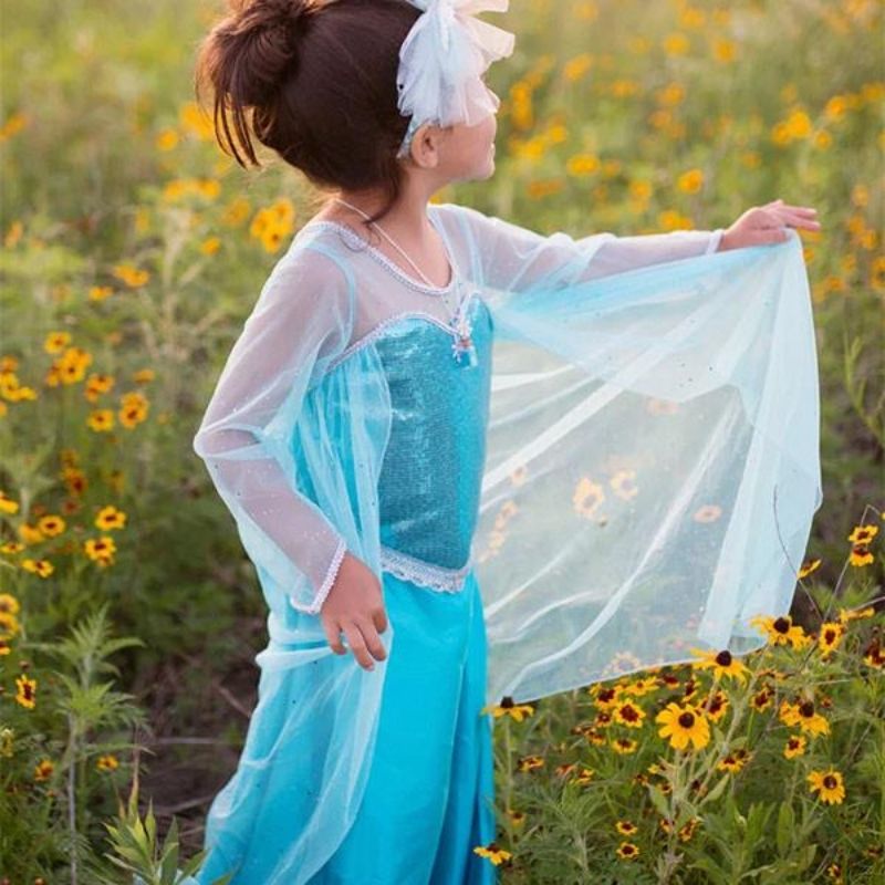 Déjate hechizar por la magia del invierno con el deslumbrante disfraz Reina del Hielo de Great Pretenders. Diseñado para pequeñas reinas que desean brillar en el frío, este vestido es un auténtico sueño hecho realidad.