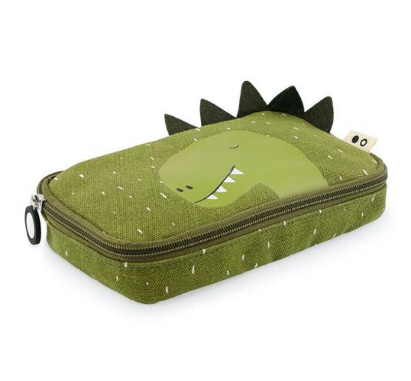 estuche de forma rectangular y plano y diseño de un adorable Dinosaurio es la manera perfecta de llevar todo el material escolar. color verde Kaki