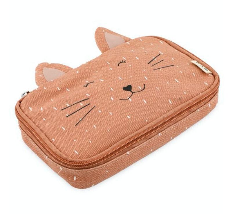 Nuestro estuche de forma rectangular y plano y diseño de un adorable Gato es la manera perfecta de llevar todo el material escolar. Rosa encarnado