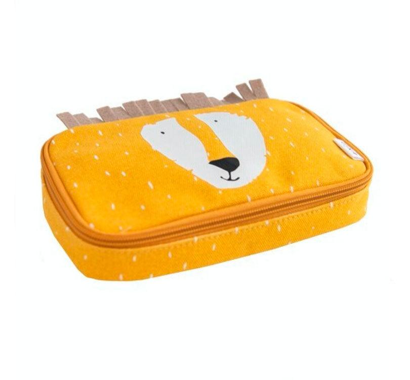  Nuestro estuche de forma rectangular y plano y diseño de un adorable León es la manera perfecta de llevar todo el material escolar. amarillo huevo