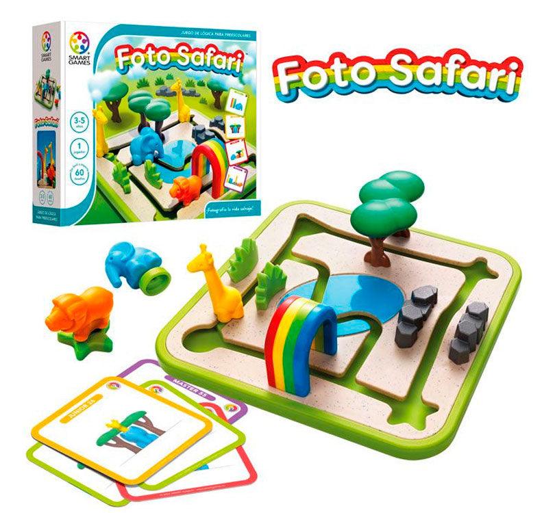 caja y tablero de juego del divertido juego "Foto Safari"! ¡3, 2, 1, ¡patata! A estos animales salvajes les encanta posar para la cámara, pero necesitan tu ayuda para estar en la posición perfecta. ¡Recuerda! El león no quiere estar cerca del agua, el elefante no puede trepar rocas y las jirafas son demasiado altas para pasar debajo de los árboles. ¿Estás listo para disfrutar de una experiencia salvaje con "Foto Safari"?