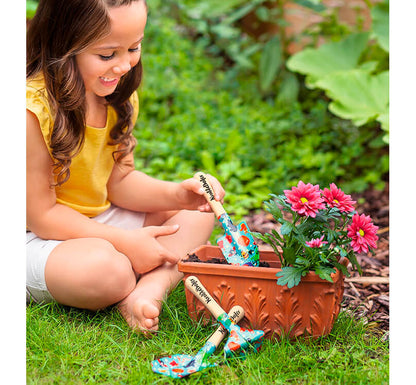 precioso set de jardín con herramientas: rastrillo, pala plana y pala pico, perfectas para pequeños jardineros marca Moses lifestyle