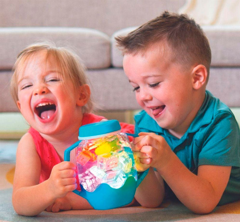 ¡Diversión y aventura en tu próxima salida con tu Jarra Sensorial! Toca para cambiar de color y hacer las cosas aún más divertidas llenando tu Sensory Play Jar con nuestros NUEVOS y mágicos rellenos divertidos (no incluidos), todo bien cerrado con la tapa a prueba de derrames. NIÑSO JUGANDO 