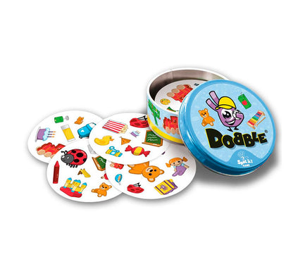 Dobble Kids para los más peques!  ¡Muévete rápido, observa las cartas de tus rivales y encuentra el dibujo idéntico antes que nadie! Estimula el desarrollo de la memoria, la atención, la rapidez mental y la agudeza visual juego de viaje marca Asmodee. cartas