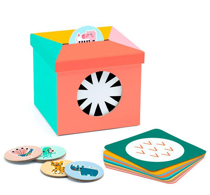 elementos que componen el juego de clasificación y ordenación kioukoi animales son caja  hucha de cartón, tarjetas  temáticas y monedas con los pictogramas, todo en colores llamativos de la marca DJECO