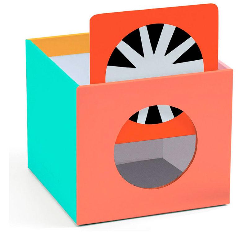 Un de los elementos que componen el juego de clasificación y ordenación kioukoi animales es la caja  hucha de cartón  todo en colores llamativos de la marca DJECO
