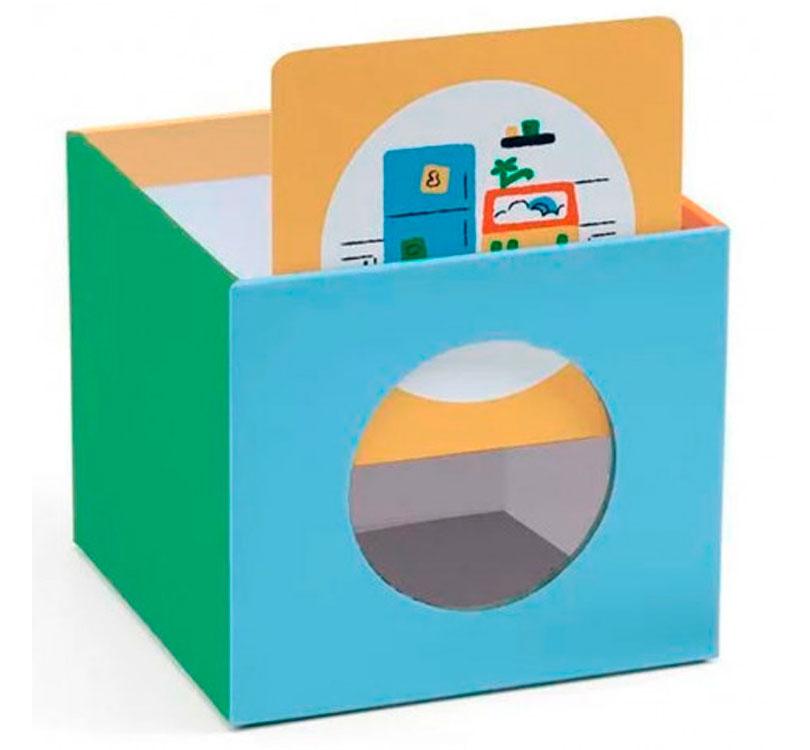 caja y ventana de la juego educativo kioukoi Maison es una caja de cartón robusta con forma de hucha construida en varios colores con tarjetas semánticas y fichas de cartón redondeadas con pictogramas de la casa djeco
