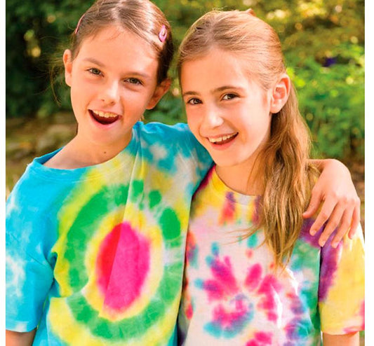 Niñas con camisetas hechas con el Kit Tie-Dye! Ideal para niños y principiantes, este kit es divertido y fácil de usar.  ¡Desata tu creatividad y crea camisetas, toallas y bolsos únicos en una maravillosa variedad de colores y diseños!