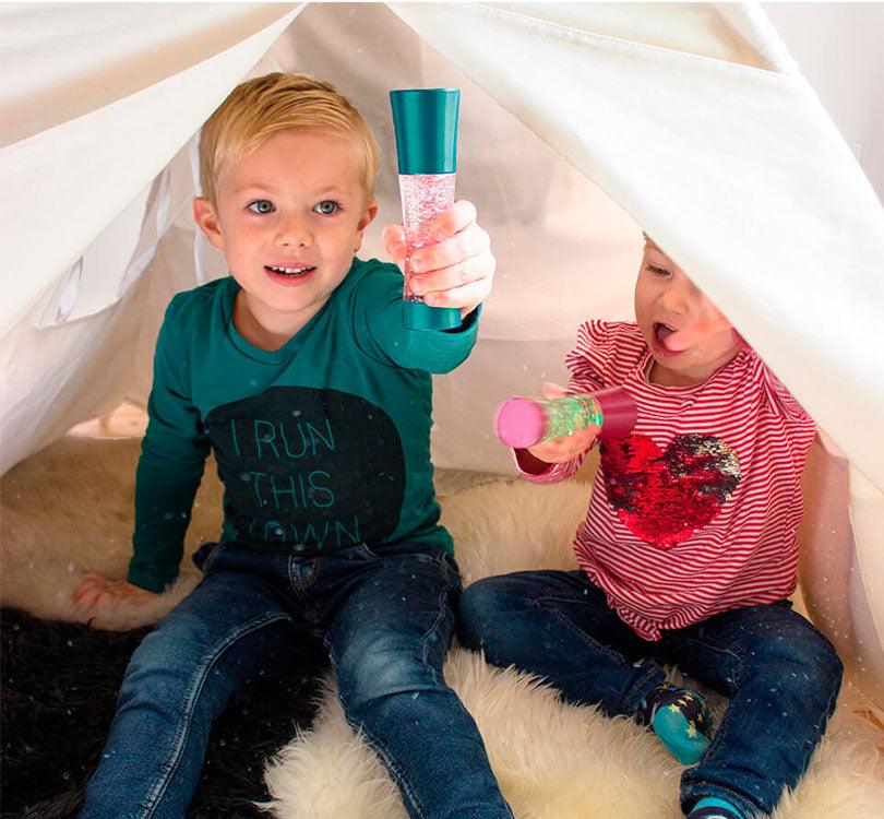 foto de niños dentro de un tipo jugando con lamparilla de la calma de tamaño pequeño en color rosa con purpurina y luces led de colores variados