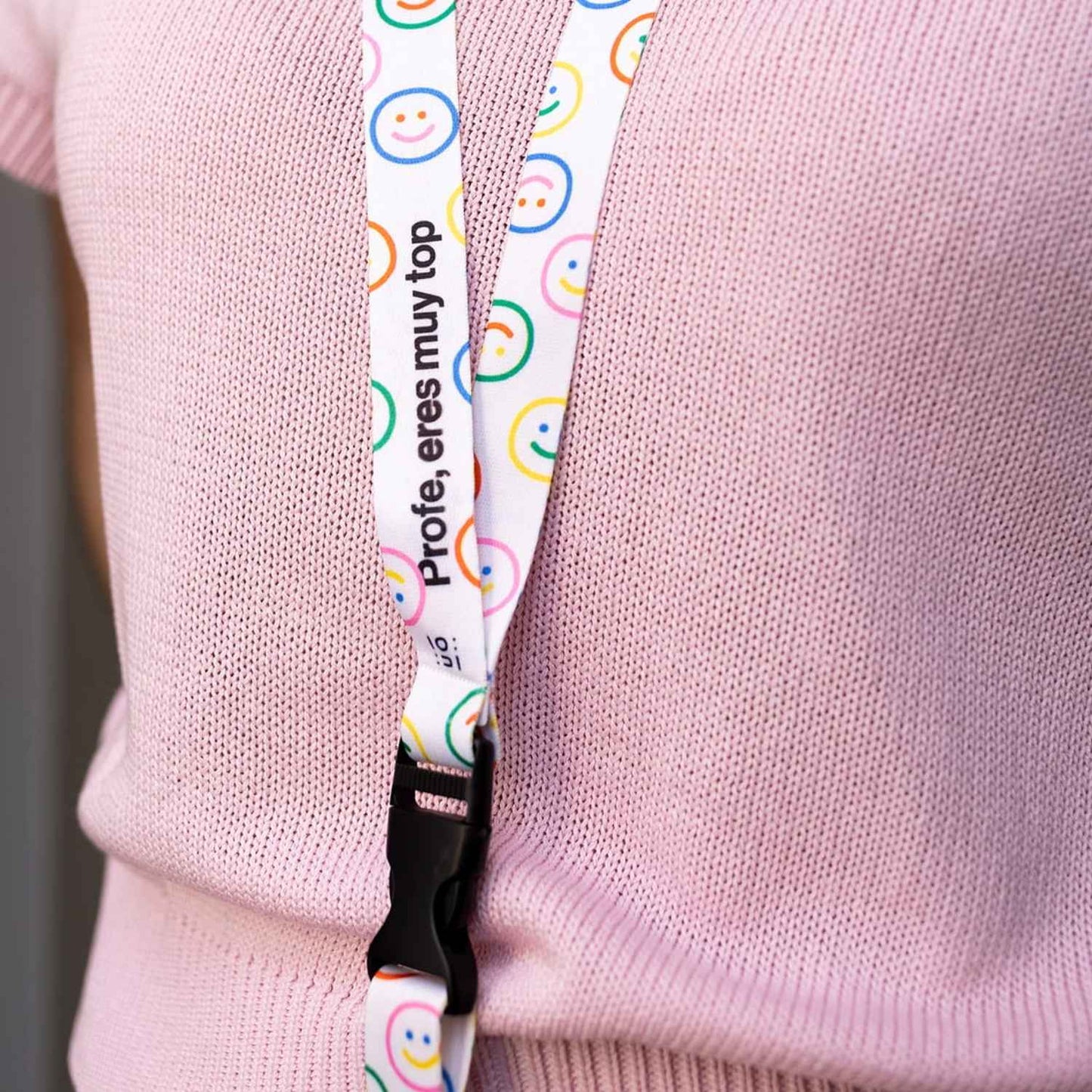 Lanyard "Profe, eres muy top" reciclable y de alta calidad HD. Cinta de 20mm con acabado brillo, ideal para llaves e identificación. El detalle práctico y tierno para profesores.