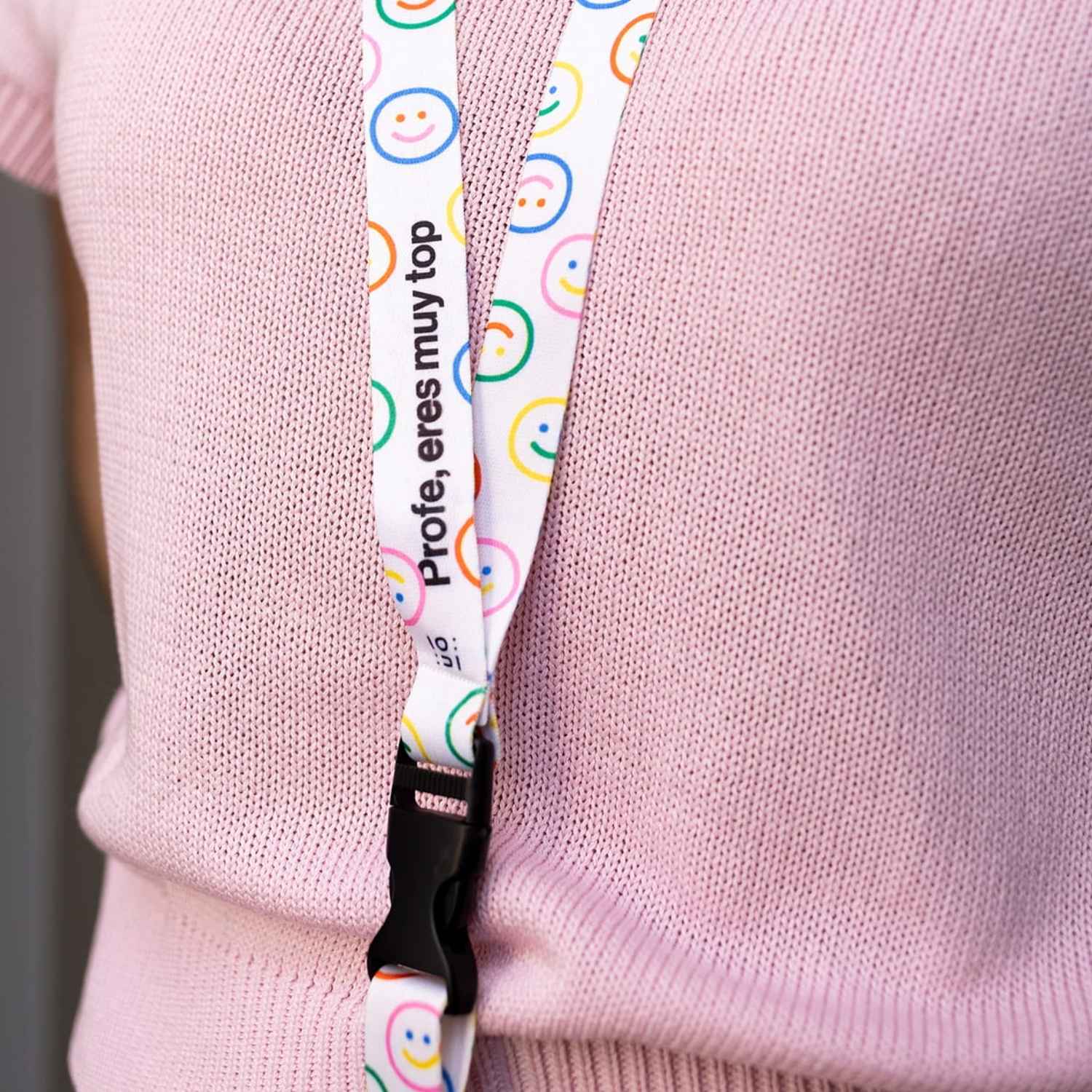 Lanyard "Profe, eres muy top" reciclable y de alta calidad HD. Cinta de 20mm con acabado brillo, ideal para llaves e identificación. El detalle práctico y tierno para profesores.