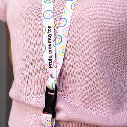 Lanyard "Profe, eres muy top" reciclable y de alta calidad HD. Cinta de 20mm con acabado brillo, ideal para llaves e identificación. El detalle práctico y tierno para profesores.
