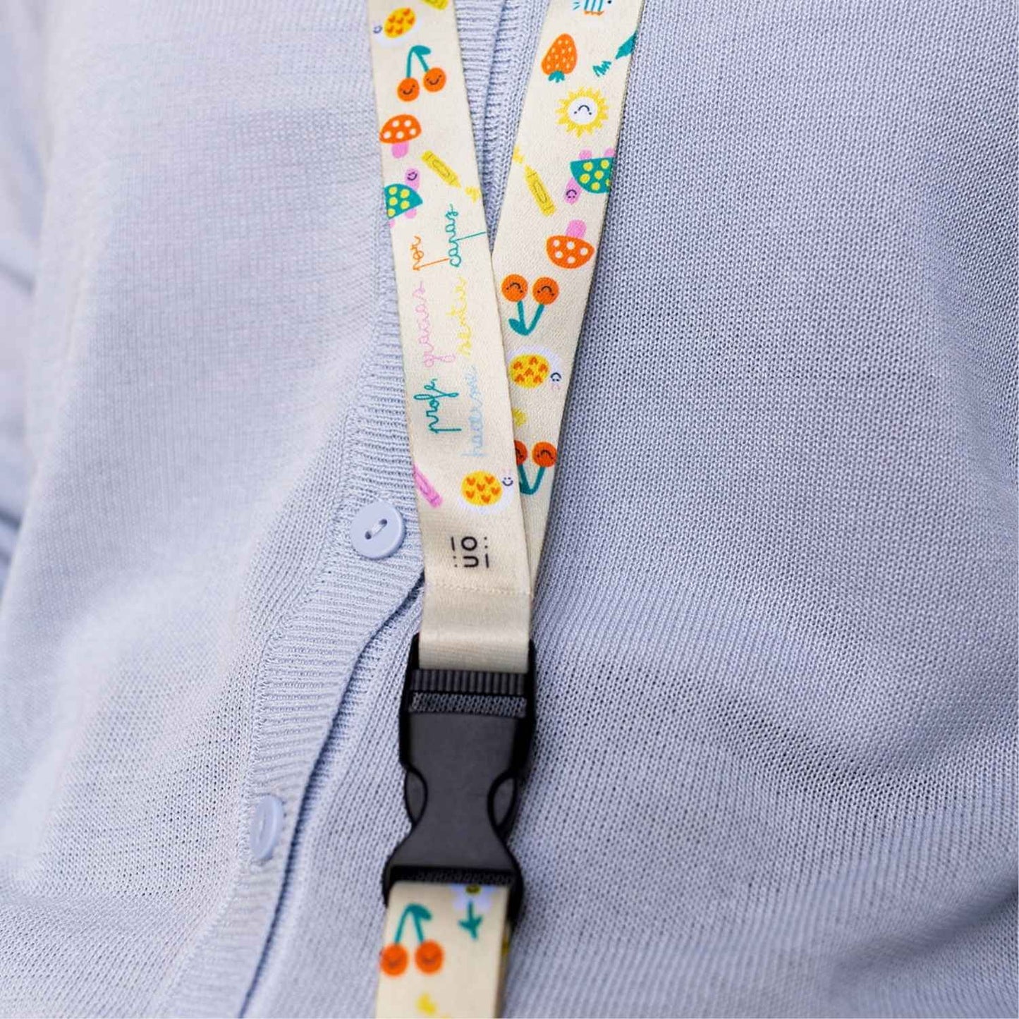 El Lanyard "Profe, gracias por hacerme sentir capaz"&nbsp;es el regalo práctico definitivo para el día a día en el centro educativo. Con una cinta de tacto suave y acabado denier brillo, es perfecto para llevar las llaves, el silbato o la tarjeta de identificación siempre a mano y con total comodidad. Sus 46 cm de longitud aseguran un ajuste ergonómico