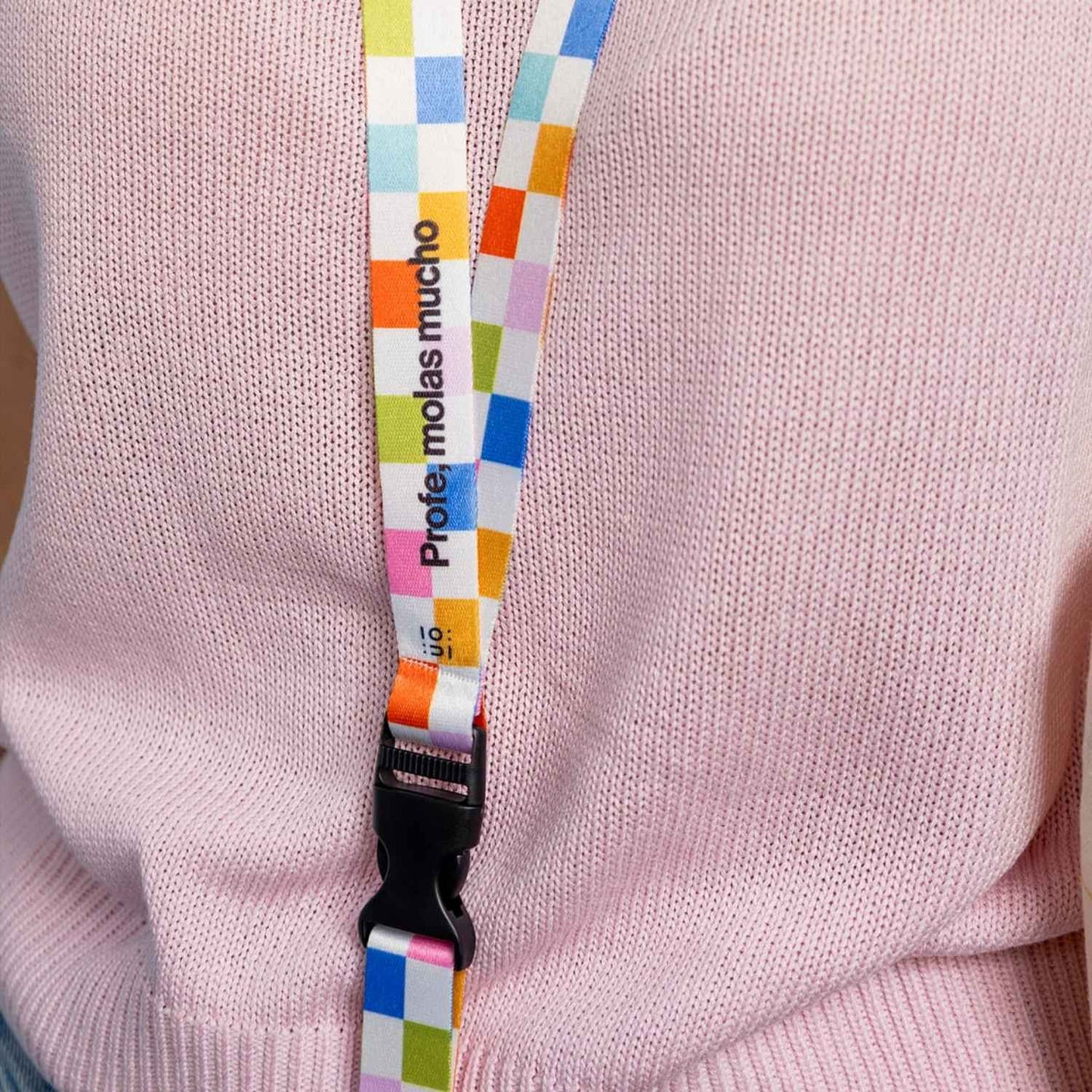 El Lanyard "Profe, gracias por hacerme sentir capaz"&nbsp;es el regalo práctico definitivo para el día a día en el centro educativo. Con una cinta de tacto suave y acabado denier brillo, es perfecto para llevar las llaves, el silbato o la tarjeta de identificación siempre a mano y con total comodidad. Sus 46 cm de longitud aseguran un ajuste ergonómico