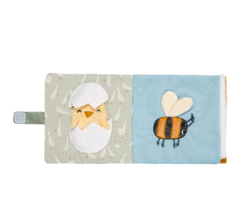Libro blandito de actividades ocas de Little Dutch con el bordado de una oca sobre fondo en color menta de la marca Little Dutch abierto por la hoja del pollito y de la abeja