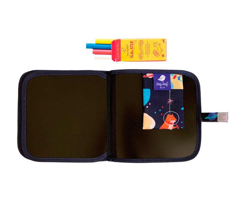 COn materiasles El libro pizarra Cohetes de Jaq Jaq Bird, es un cuaderno flexible con laminas negras para poder dibujar y crear historias una y otra vez. estampado exterior de cohetes