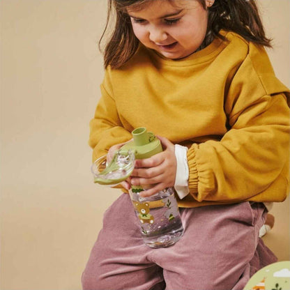 Botella de tritán Junior Explorer Miniland (500 ml). Ligera, resistente y libre de BPA. Con boquilla antiderrames, tapa de botón y zona para el nombre. ¡Ideal para peques activos!
