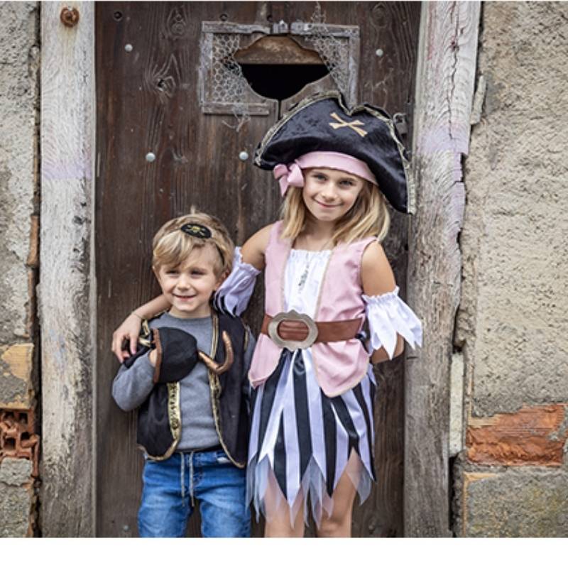 lifestyle vestido de Pirata. Es perfecto para que tu hija se sienta como una Pirata del mar. Combina mangas rotas, falda de rayas negras y blancas, un precioso sombrero pirata y un más que estiloso chaleco rosa