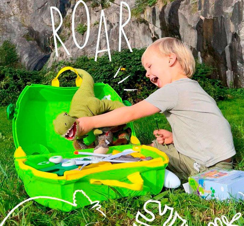 foto lifestyle maleta infantil trunki con capacidad para 18 litros en color verde y con detalles de dinosaurio de la marca trunki