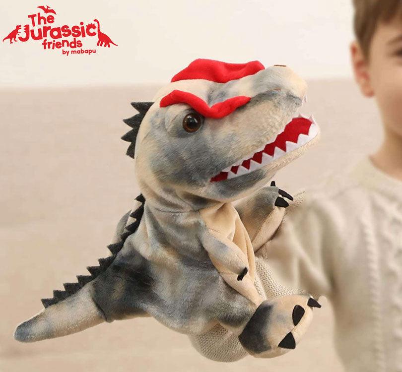 foto de niño jugando con el marioneta de mano de mabapu de alam el velociraptor en tonos grisáceos y tierra con detalle de placas rojas en la parte superior de la cabeza